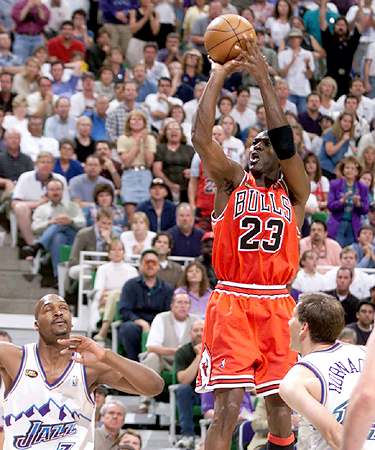 Michael Jordan makes jump shot